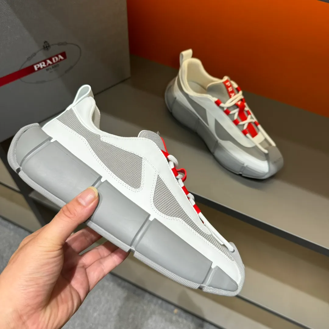 P460 PRADA/Prada men's lace-up leather casual sports shoes, the upper is made of cowhide leather and breathable mesh. It is soft, comfortable and breathable. The tongue is decorated with the PRADA brand letter logo. The thick rubber sole echoes the red label tongue. The style is fashionable and elegant. The details are carefully crafted. A casual sports shoe with a super western style and excellent breathability! Code number 38-45 (45 customized)